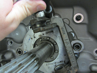 _Graphics/Web/TRSM0980_release yoke bolt removal.png